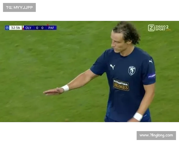 从防守核心到组织枢纽大卫路易斯场上位置变化深度解析