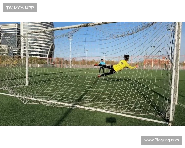 守门员如何通过观察球员动作与心理分析判断点球射门方向技巧